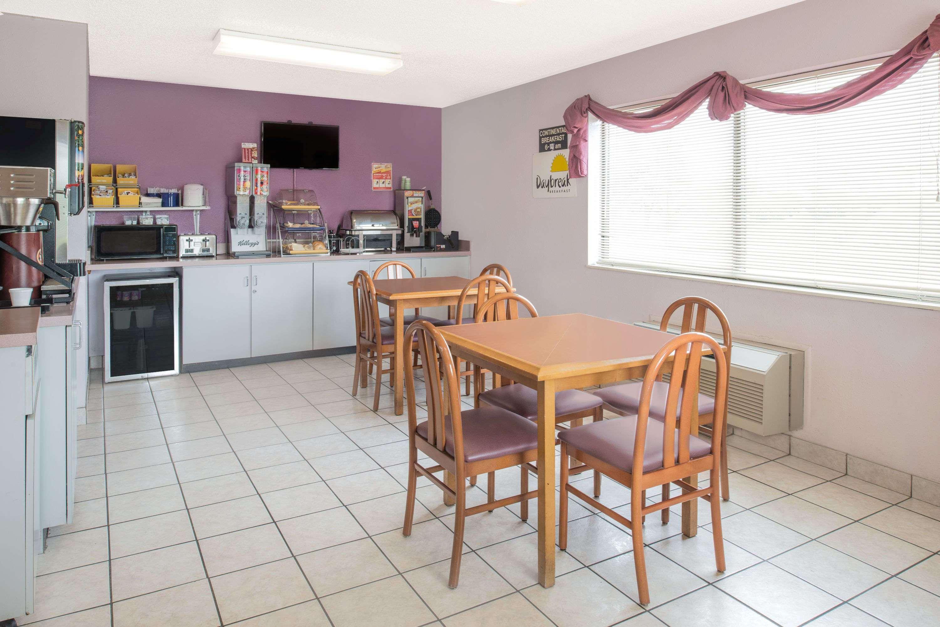 Days Inn By Wyndham Kingdom City Extérieur photo