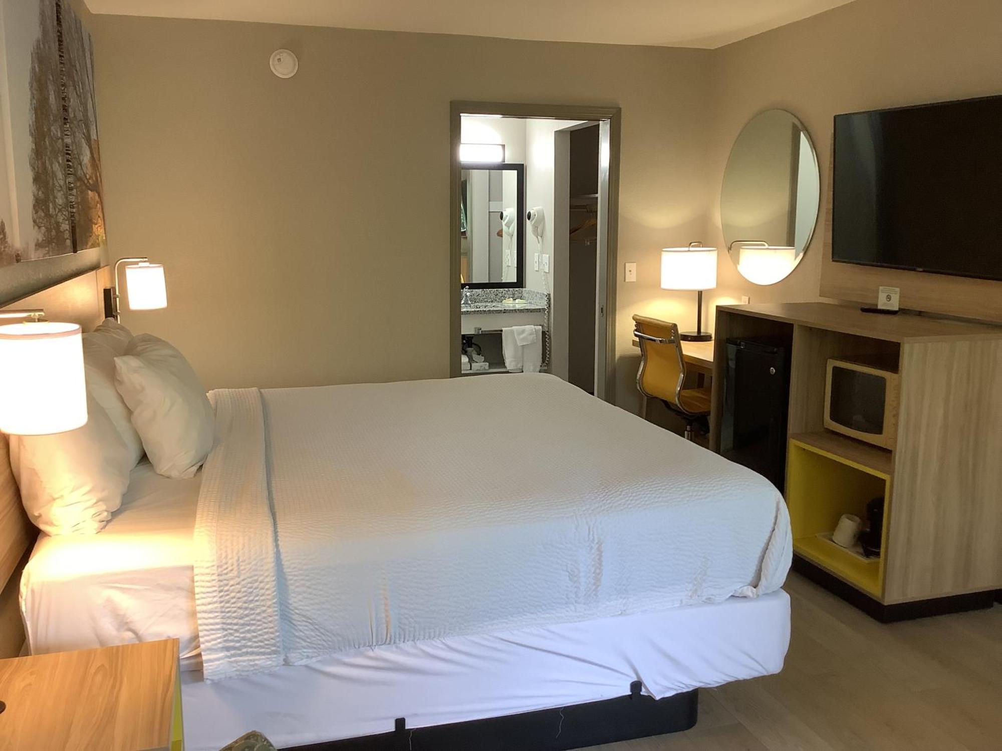 Days Inn By Wyndham Kingdom City Extérieur photo