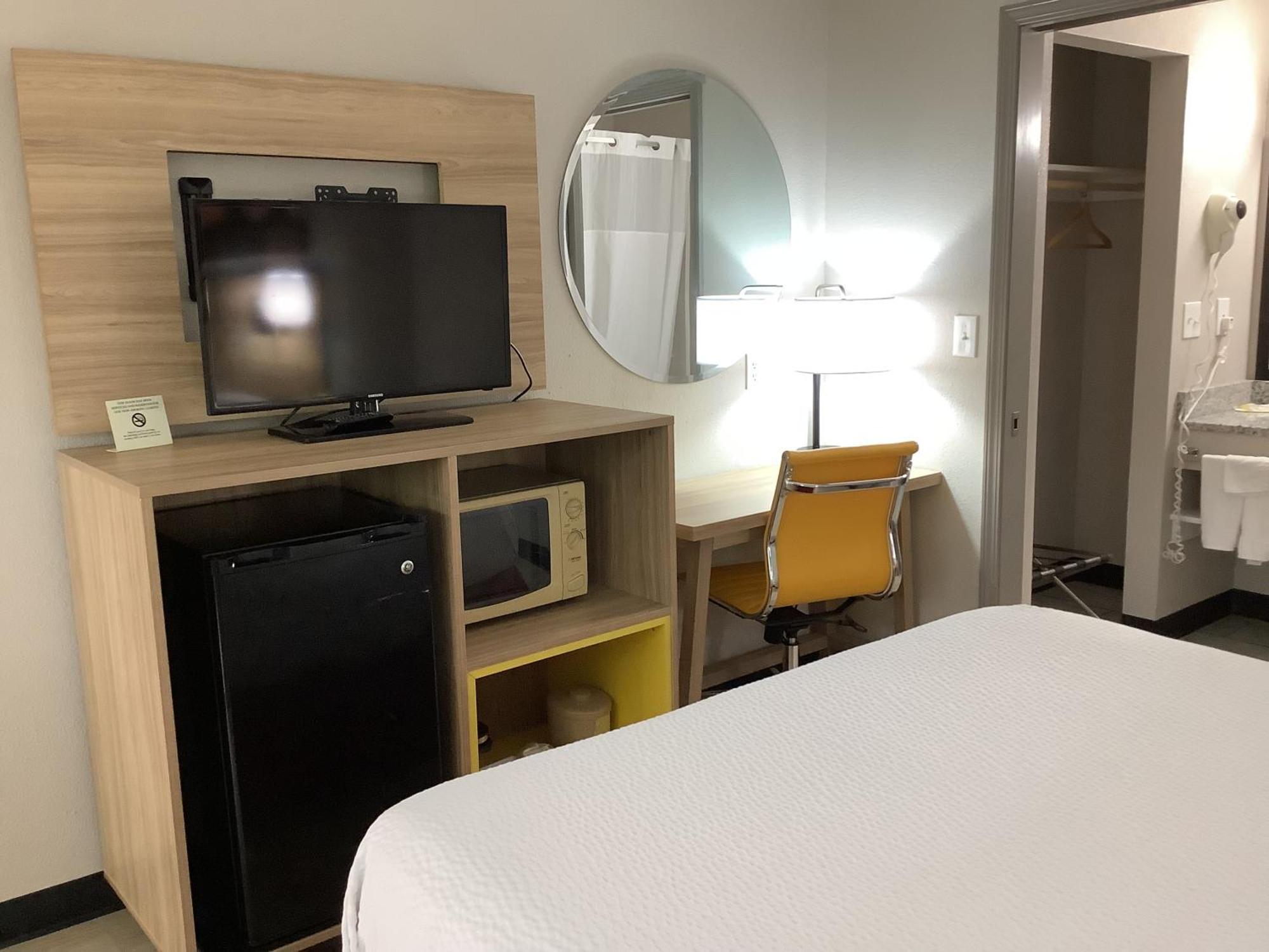 Days Inn By Wyndham Kingdom City Extérieur photo