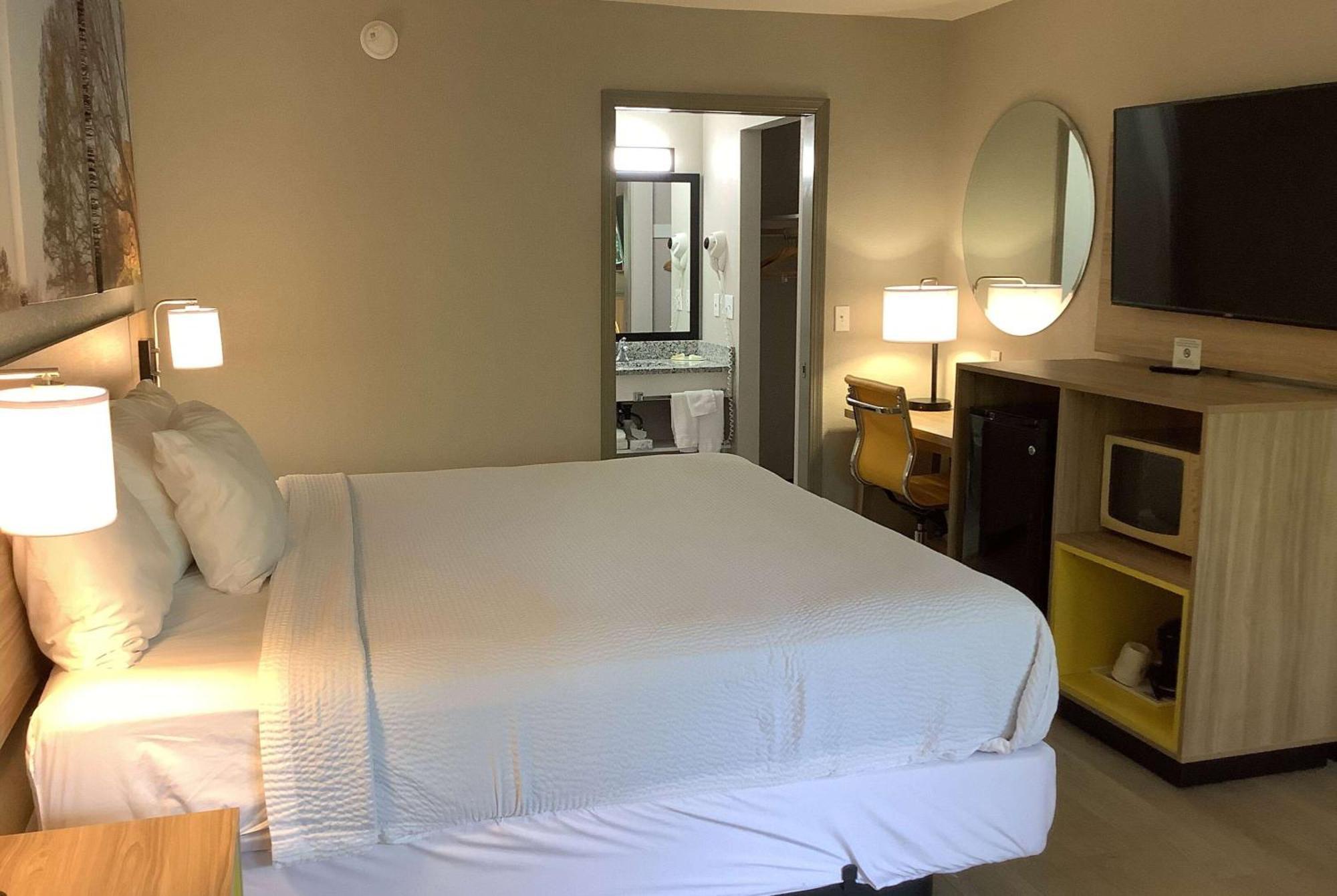 Days Inn By Wyndham Kingdom City Extérieur photo