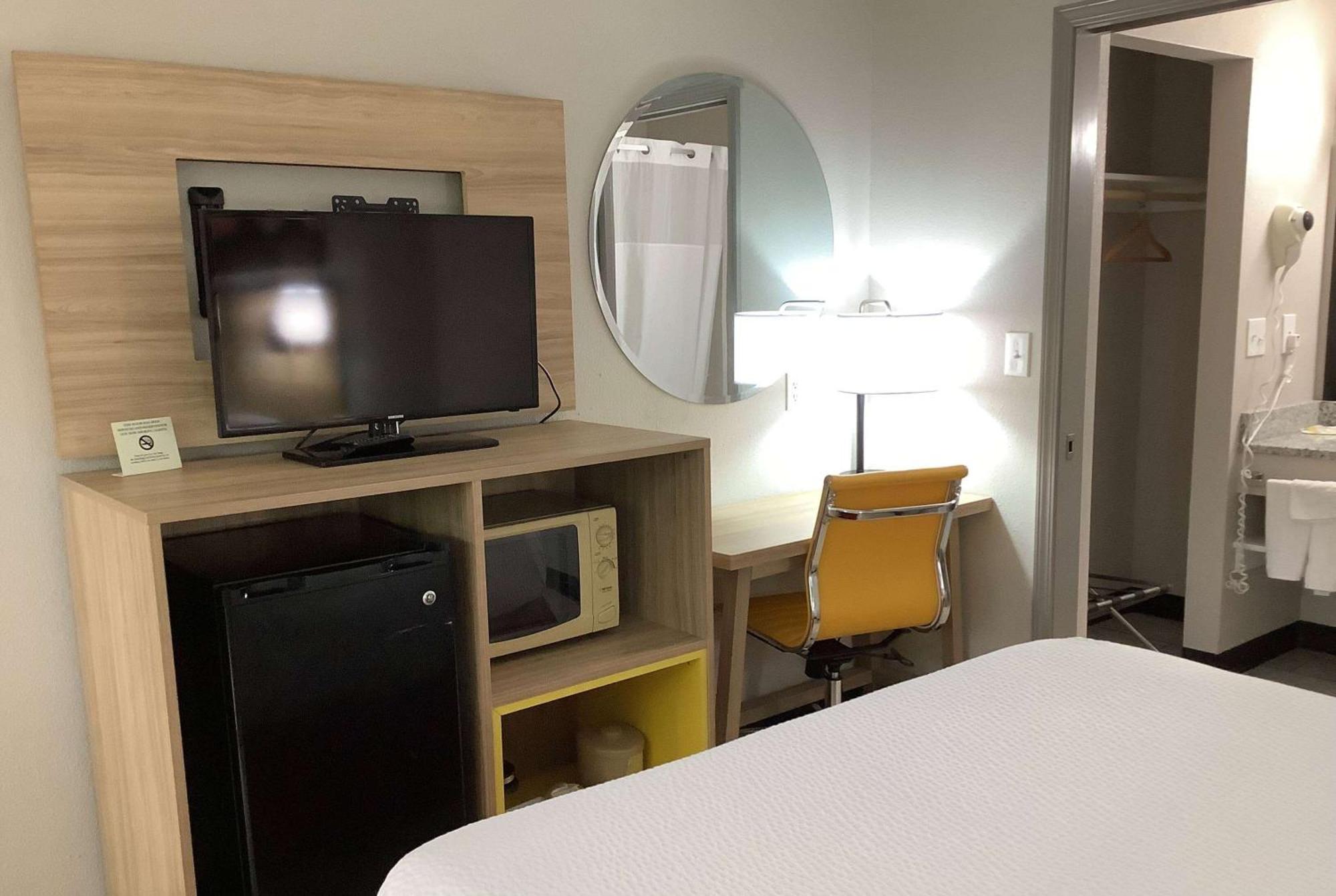 Days Inn By Wyndham Kingdom City Extérieur photo