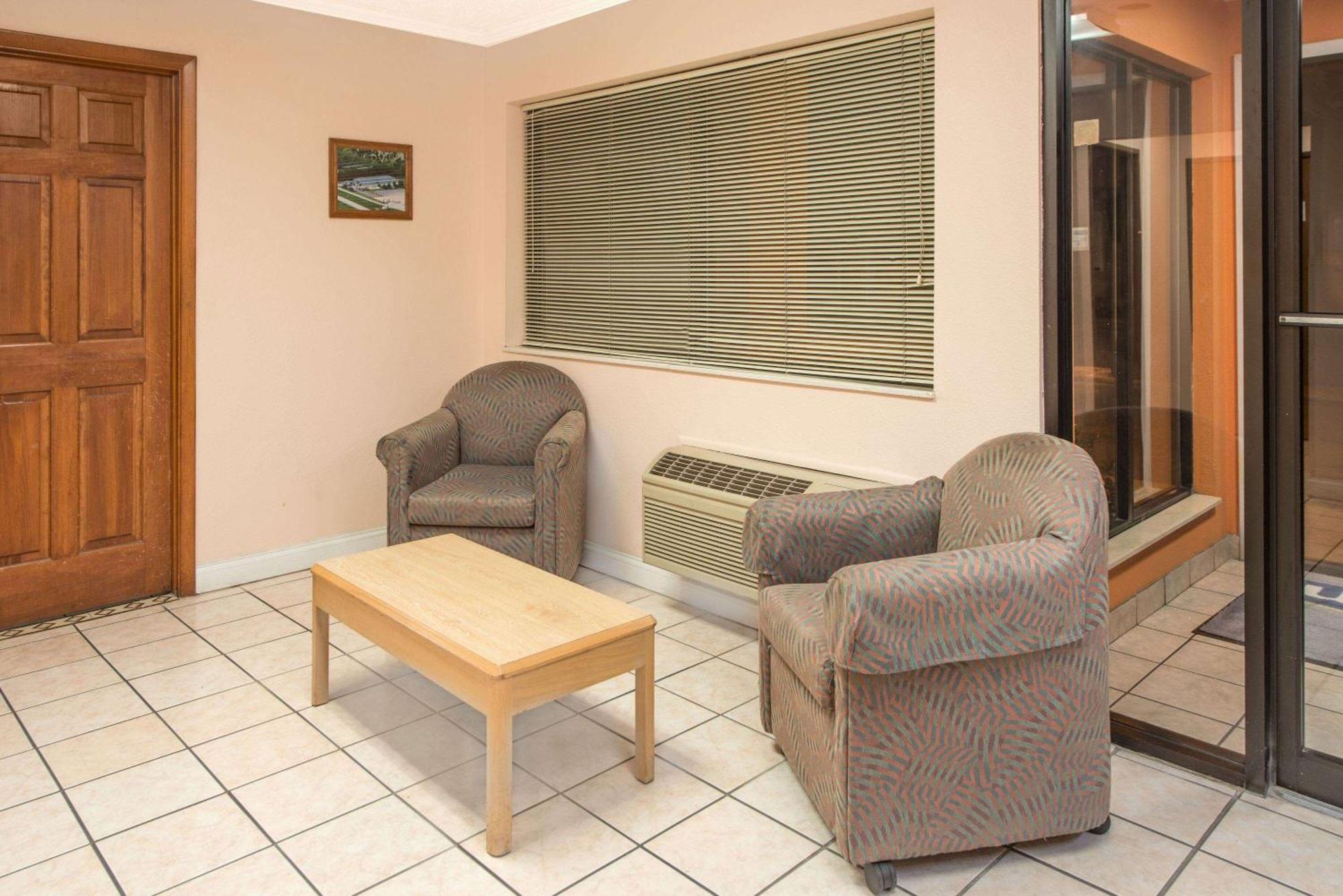 Days Inn By Wyndham Kingdom City Extérieur photo
