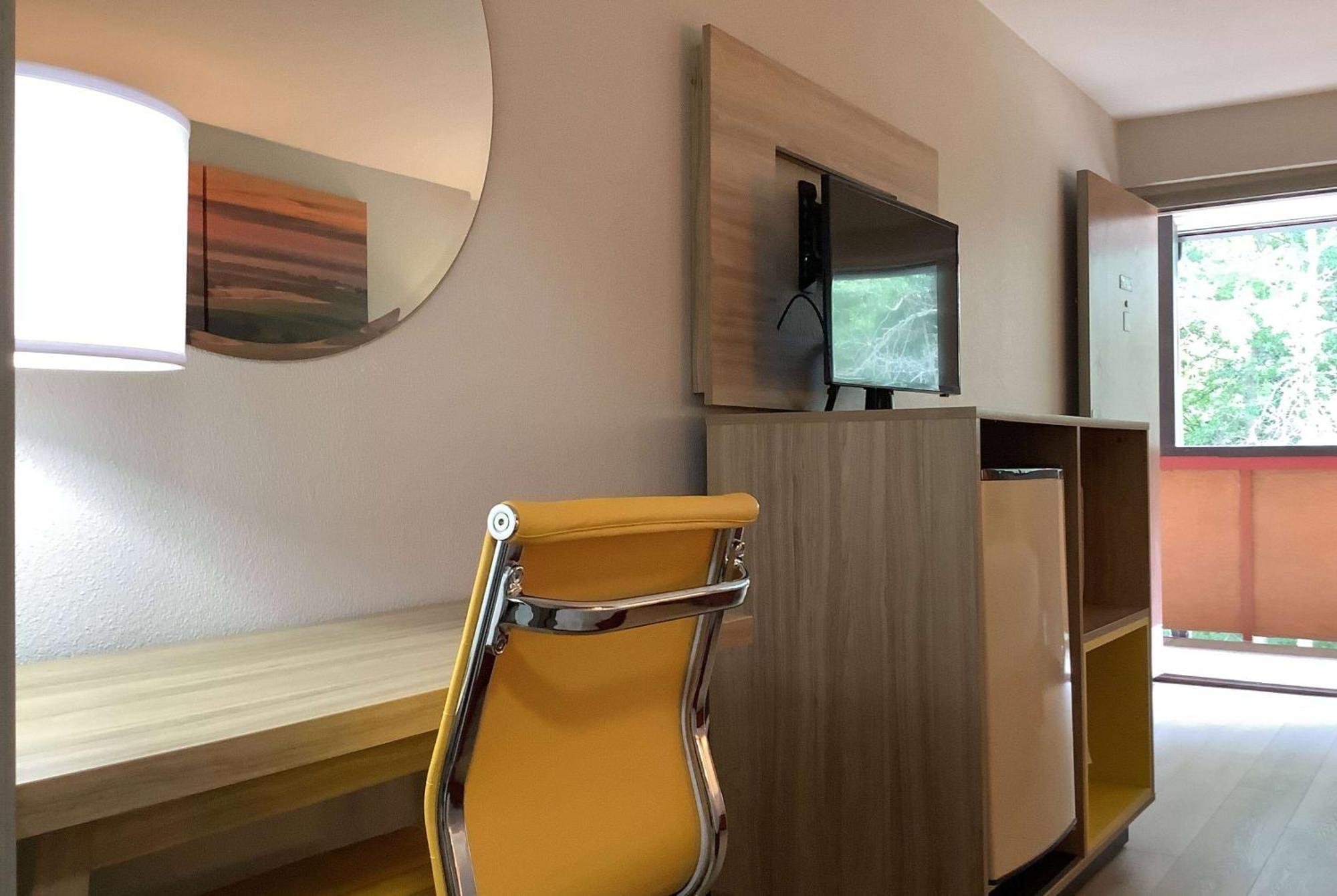 Days Inn By Wyndham Kingdom City Extérieur photo