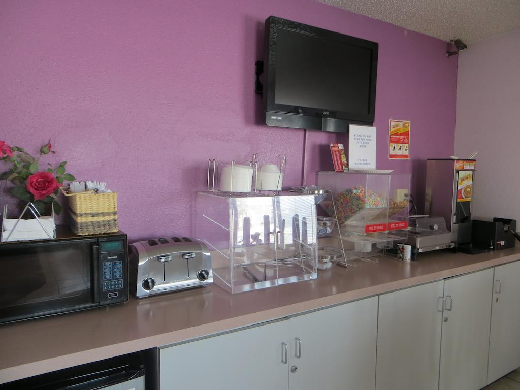 Days Inn By Wyndham Kingdom City Extérieur photo